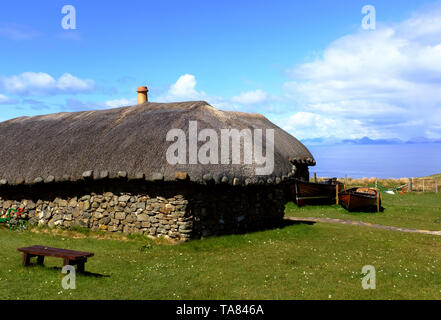 Isle of Skye, die alten Häuser und Boote bei Colbost Folk Museum, Dunvegan Schottland 8. Mai - 19. Reise über Schottland Foto Samantha Zucchi Insidefoto Stockfoto