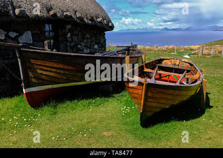 Isle of Skye, die alten Häuser und Boote bei Colbost Folk Museum, Dunvegan Schottland 8. Mai - 19. Reise über Schottland Foto Samantha Zucchi Insidefoto Stockfoto