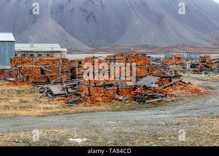 Die plötzliche verlassenen russischen Bergbaustadt Pyramiden, jahrhundert alte Ziegel, Isfjorden, Longyearbyen, Svalbard, Norwegen. Stockfoto