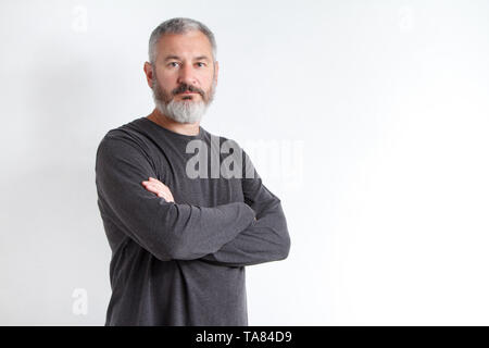 Brustbild eines schweren Grauhaarige bärtigen Mann in einem grauen T-Shirt auf einem weißen Hintergrund. Stockfoto