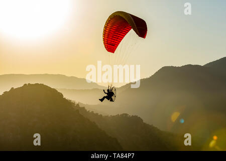 Motorschirm Piloten in Dalyan, Mugla, Türkei fliegen. (MR) Stockfoto