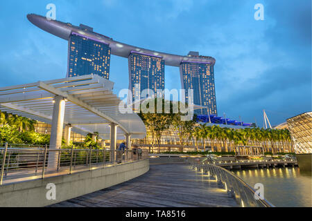 Singapur 02. April 2018: Blick auf die Marina Bay Sands Resort während des Abends Stimmung Stockfoto