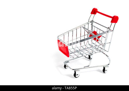 Warenkorb auf weißem Hintergrund. Supermarkt, Einkaufszentrum und zum Verkauf. Stockfoto