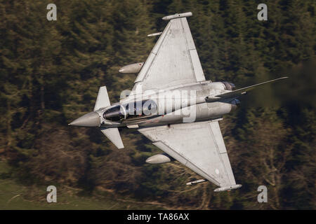 RAF Eurofighter Typhoon flying low level durch das Mach Loop in Wales, Großbritannien Stockfoto