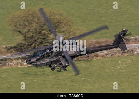 Army Air Corps WAH-64 Apache flying low level in der Mach Loop in Wales, Großbritannien Stockfoto