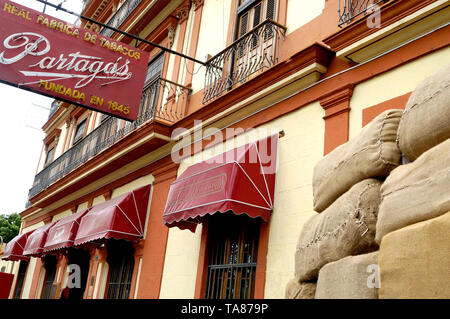 Havanna, Cuba-March 31 2018: Die Real Fabrica de Tabacos Partagas ist eine Zigarrenfabrik in Havanna, Kuba. Die berühmten Habanos Zigarren sind in t Stockfoto