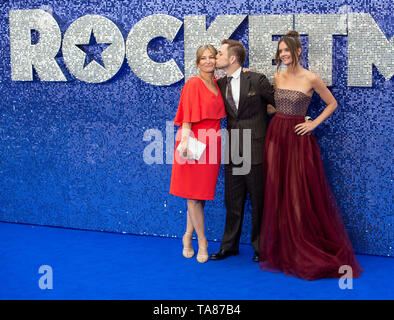 London, Großbritannien. Christine Egerton, Taron Egerton und Emily Thomas am UK Premiere von Rocketman im Odeon Luxe, Leicester Square, London Am 20. Mai 2019. Ref: LMK386-S 2465-210519 Gary Mitchell / Sehenswürdigkeit Media WWW.LMKMEDIA.COM Stockfoto