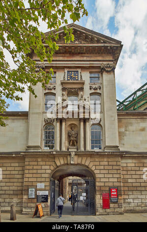 LONDON CITY OF LONDON DIE ALTEN EINGANG ODER GATEWAY IN BARTS ODER ST BARTHOLOMEWS HOSPITAL MIT STATUE DES GRÜNDERS HENRY V111 Stockfoto