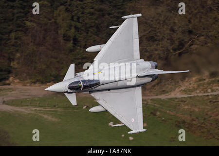 RAF Eurofighter Typhoon flying low level durch das Mach Loop in Wales, Großbritannien Stockfoto