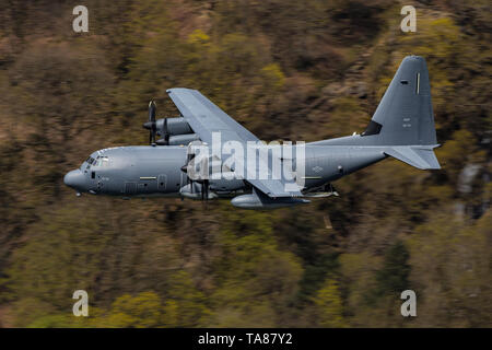 USAF Lockheed MC-130 Combat Talon II flying low level durch das Mach Loop in Wales, Großbritannien Stockfoto