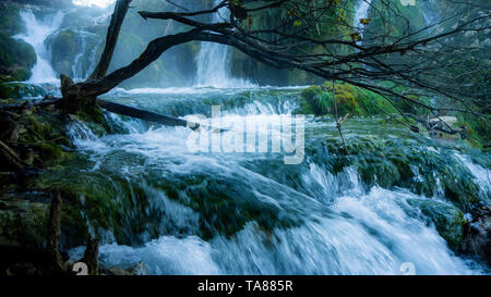 Misty Wasserfall und See im bunten Nationalpark Plitvice in Kroatien Stockfoto