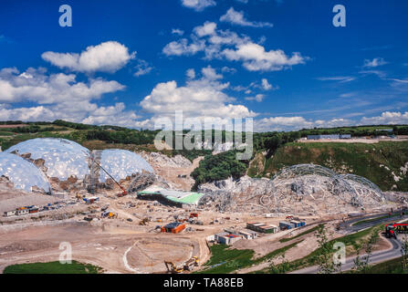 Eden Project, St Austel, Cornwall, UK. Anfang der Bau der riesigen biome Gewächshäuser, Juni 2000 Datum Stockfoto