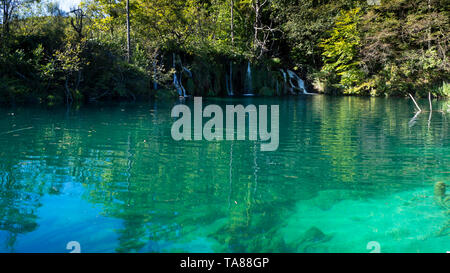 Tiefblaue Seen im Nationalpark Plitvice in Kroatien Stockfoto