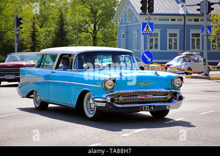 Salo, Finnland. 18. Mai 2019. Türkis Classic Chevrolet unter ca 450 Oldtimer Treffen, das den Salo Marktplatz für Salon Maisema Kreuzfahrt 2019. Stockfoto