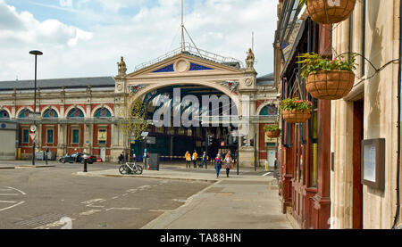 LONDON CITY OF LONDON DER EINGANG ZU SMITHFIELD MARKET IN LONG LANE Stockfoto