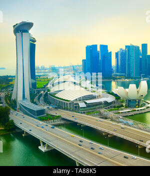 Singapur - Januar 14, 2017: Blick auf die Marina Bay Hotel, Artscience Museum und den Verkehr auf einer Straße, Blick von Singapore Flyer Stockfoto