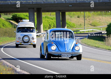 Salo, Finnland. 18. Mai 2019. Classic 1970er VW Käfer, oder Typ 1 und weißen VW camper Van, oder Typ 2 auf der Straße am Salon Maisema Kreuzfahrt 2019. Stockfoto