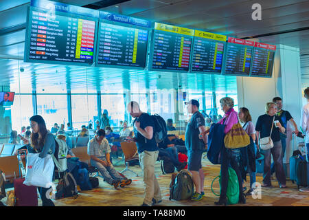 Singapur - Januar 13, 2017: Die Menschen in der Warteschlange am Changi International Airport warten. Flug Information über das Volk Stockfoto