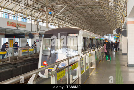 SHANGHAI, China - Dec 28, 2016: Zug kommt nach Shanghai Metro Station. Metro Shanghai, die urbanen und suburbanen rail transit Dienstleistungen zu 13 der es Stockfoto