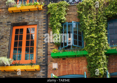 Detail der Fassade in Covent Garden mit bunten Häusern. Es enthält mehrere health food Cafes und Werte getrieben Einzelhändler. Stockfoto