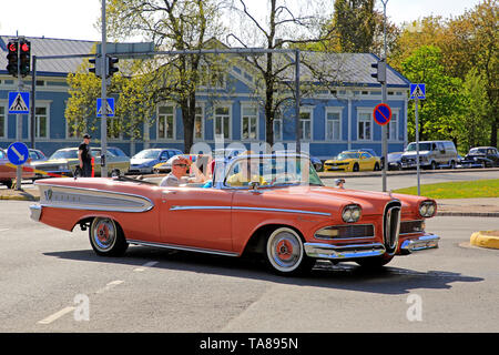 Salo, Finnland. 18. Mai 2019. Orange Edsel Pacer 1958 und anderen ca 450 Oldtimer Teilnahme an Salon Maisema Kreuzfahrt 2019 Line up im Stadt verkehr Stockfoto