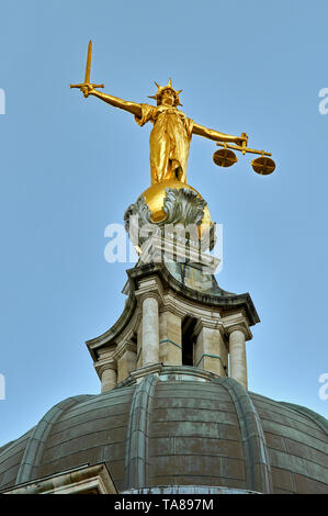 LONDON OLD BAILEY STRAFGERICHTSHOF ICONIC LADY GERECHTIGKEIT STATUE IN GOLD AUF DER SPITZE DER Kuppel Stockfoto