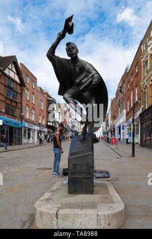 Die Surrey Gelehrter Bronzestatue, die von Allan Sly, auf der High Street im Zentrum von Guildford, Surrey, Großbritannien Stockfoto