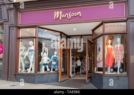 Monsoon shop vorne, ein Geschäft mit Frauen und Kinder Kleidung, auf der High Street im Zentrum von Guildford, Surrey, Großbritannien Stockfoto