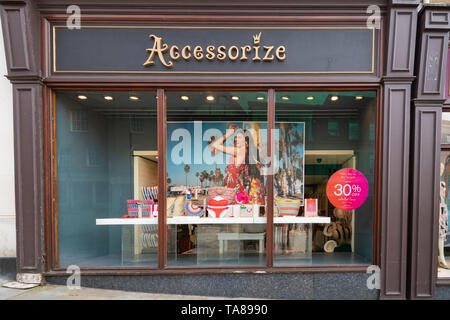 Vor Accessorize Store, ein Shop für Frauen, Zubehör, auf der High Street im Zentrum von Guildford, Surrey, Großbritannien Stockfoto
