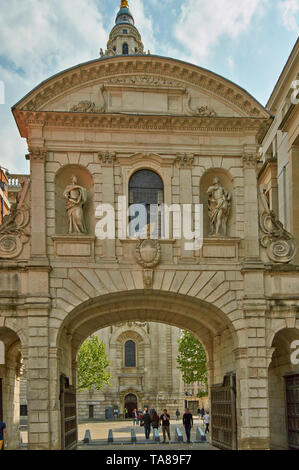 LONDON PATERNOSTER SQUARE UND DEN TORBOGEN DES Temple Bar auf der Suche nach St Pauls Cathedral Stockfoto