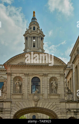 LONDON PATERNOSTER SQUARE UND DEN TORBOGEN DES TEMPLE BAR AM EINGANG ZUR STADT LONDON Stockfoto