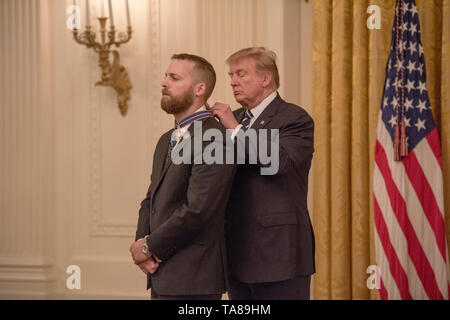 Washington DC, 22. Mai 2019, USA: Präsident J Donald Trump Awards die Medaille von Valor zu den Älteren Trooper Nicolas Cederber, die Teil des feuergefechts war Stockfoto