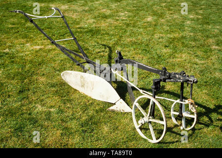 Landwirtschaft Relikt, frühen Pferdekutschen metall Pflug Stockfoto