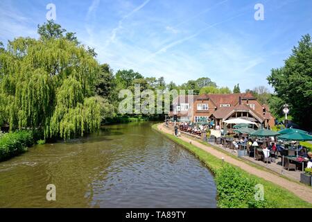 Die Anchor Pub auf dem Fluss Wey Navigation Canal an Pyrford Surrey England Großbritannien Stockfoto