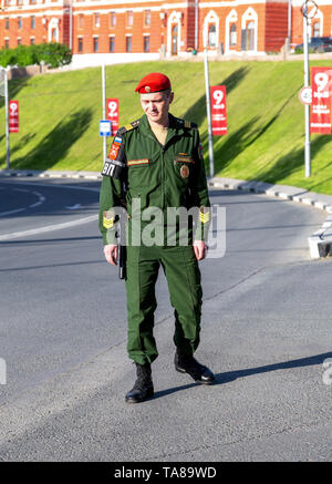 Samara, Russland - 18. Mai 2019: russische Militär Polizei Soldat in Uniform auf der Straße Stockfoto