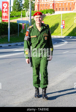 Samara, Russland - 18. Mai 2019: russische Militär Polizei Soldat in Uniform auf der Straße Stockfoto