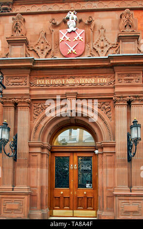 LONDON DIE STADT DER EINGANG zu CUTLERS HALL IN WARWICK LANE Stockfoto