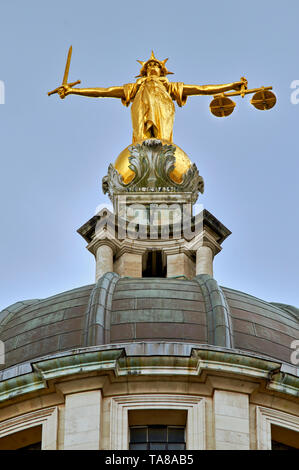 LONDON OLD BAILEY STRAFGERICHTSHOF LADY GERECHTIGKEIT STATUE IN GOLD AUF DER SPITZE DER Kuppel Stockfoto