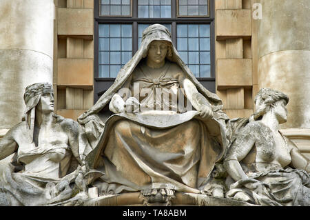 LONDON OLD BAILEY STRAFGERICHTSHOF POMEROYS ICONIC SKULPTUR ÜBER DEM PORTIKUS DER AUFNAHME ENGEL KRAFT UND WAHRHEIT Stockfoto