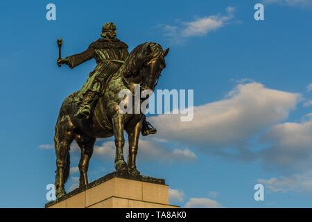 Prag, Tschechische Republik - 21. Mai 2019: Reiterstandbild von Jan Zizka von Trocnov aus Bronze auf Sockel. Es ist an Vitkov Hill platziert. Stockfoto