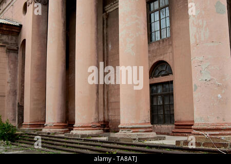 Die alte Suche der Sowjetunion architektonischen Gebäude mit großen Säulen und Reliefs. Stockfoto