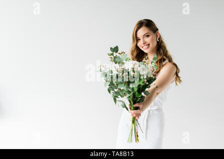 Selektiver Fokus der fröhlichen Mädchen, dass Strauß Blumen auf Weiß Stockfoto