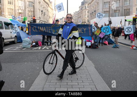 Protest vor Ort Klimawandel Aktivisten das Aussterben Rebellion in Oxford Circus am ersten Tag der offiziellen Protest Stockfoto