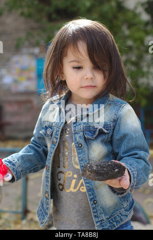 Closeup Portrait von kleinen niedlichen emotionale Mädchen mit Zöpfen in einer Jeansjacke Stockfoto