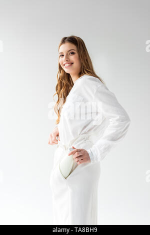 Gerne attraktive junge Frau die Flasche Milch in der Tasche auf Weiß Stockfoto