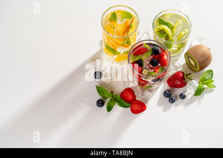 Smoothies, Säfte, Getränke, Getränke Vielfalt mit frischen Früchten und Beeren auf einem weißen Holz- Hintergrund Stockfoto