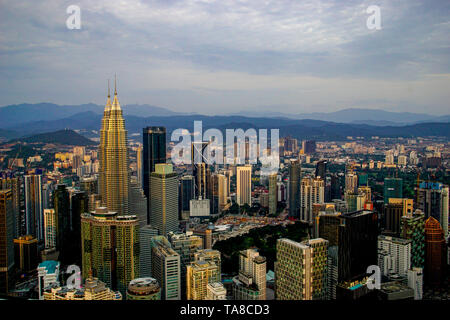 Blick auf die Skyline von Kuala Lumpur in der Dämmerung aus der KL Menara Tower in Kuala Lumpur, Malaysia Stockfoto