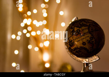 Kleine Old Globe Interieur mit Weihnachten Leuchten Stockfoto