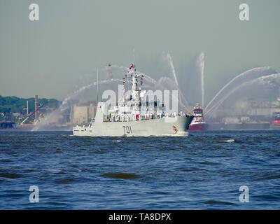 HMCS Glace Bay, Royal Canadian Navy maritimen Küstenschutz Schiff, Segeln vor einem Feuer boot Fließgewässern, Flotte Woche, New York, NY, USA Stockfoto