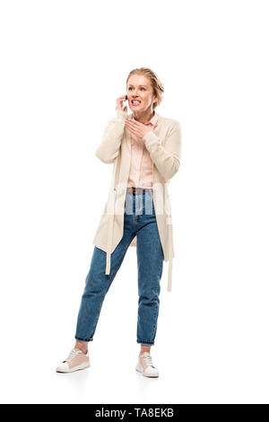 Überrascht Frau mittleren Alters sprechen auf dem Smartphone isoliert auf weißem Stockfoto